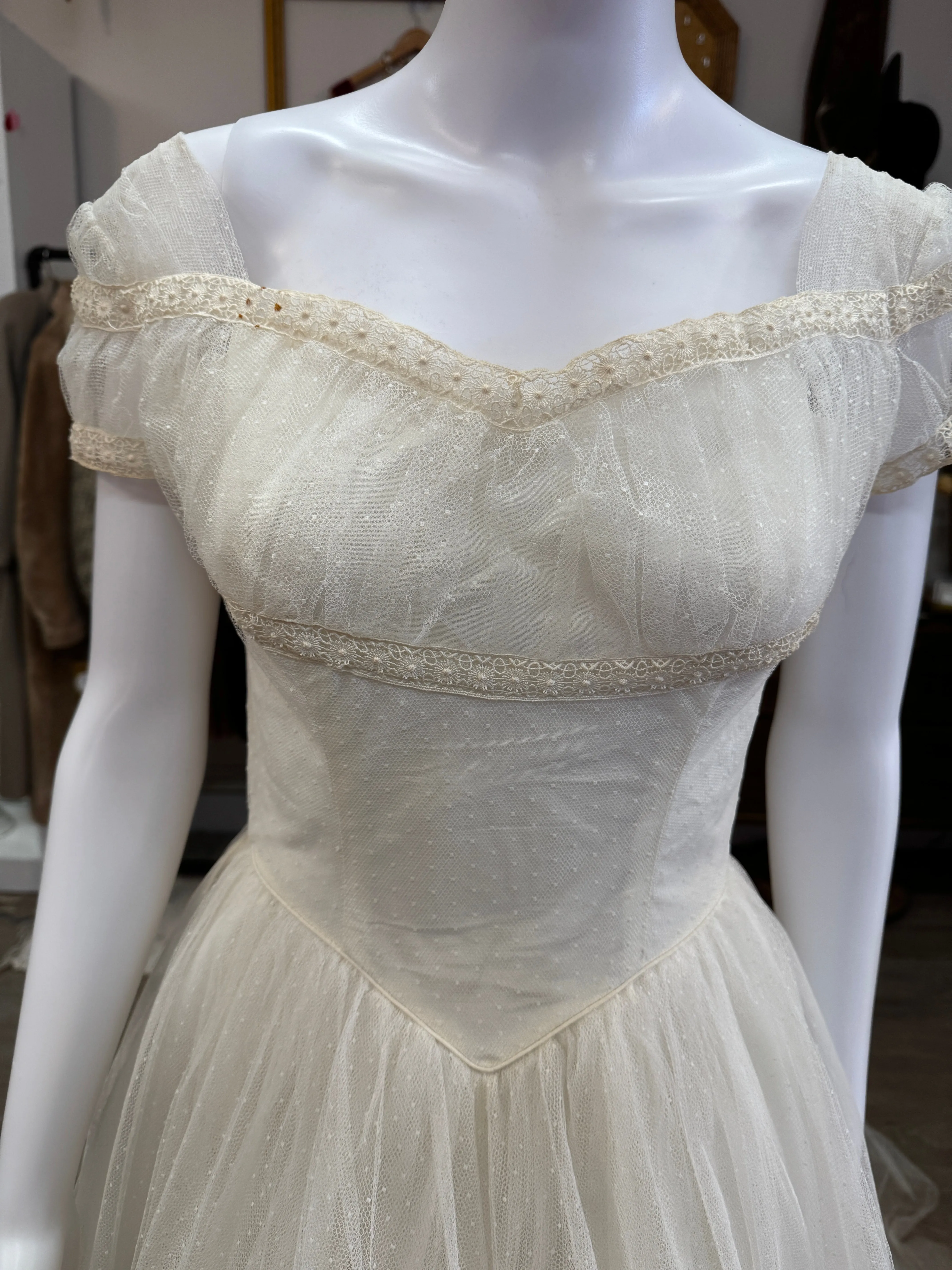 1950s Swiss Dot Off-White Tulle Ballgown Wedding Dress