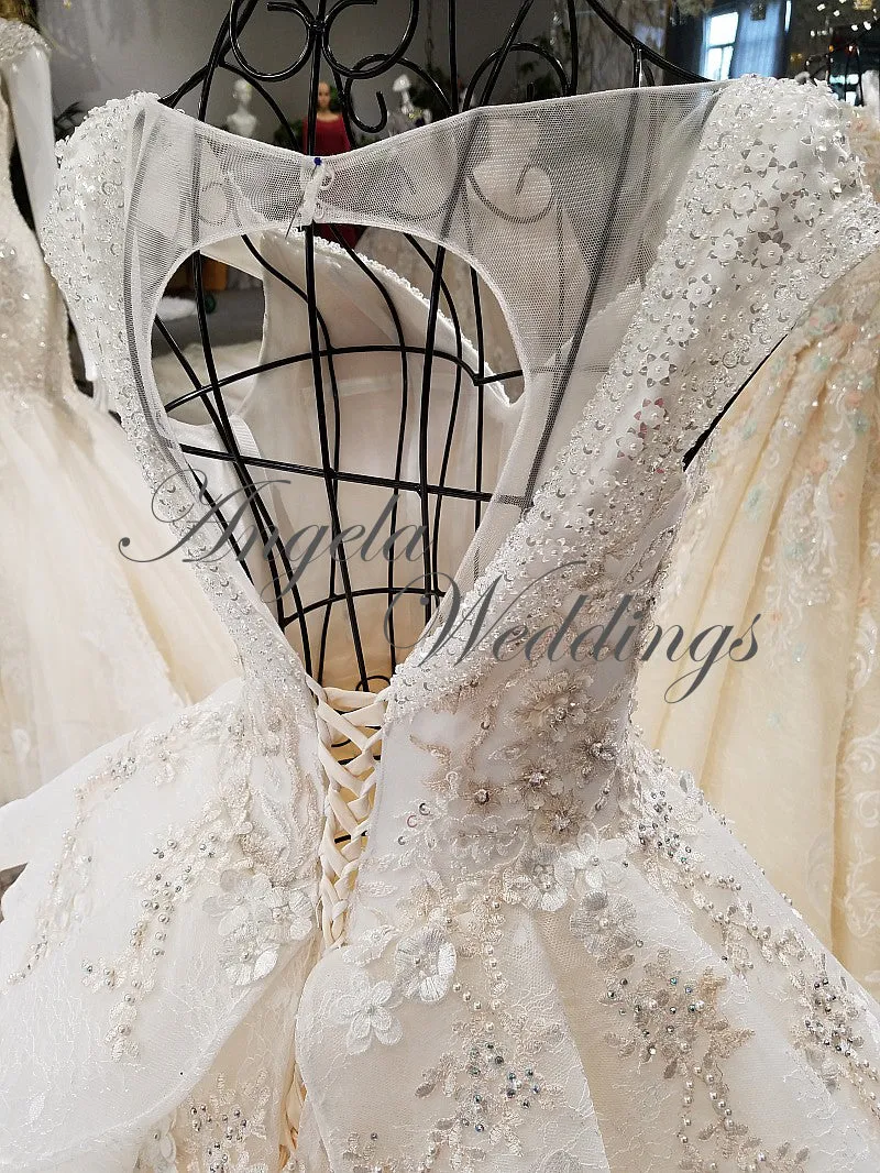 2018 Delicate Lace Wedding Dresses with Cap Sleeves Beaded