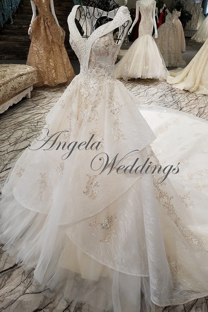 2018 Delicate Lace Wedding Dresses with Cap Sleeves Beaded