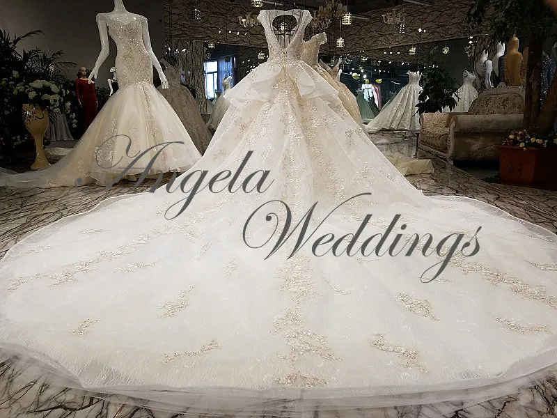 2018 Delicate Lace Wedding Dresses with Cap Sleeves Beaded