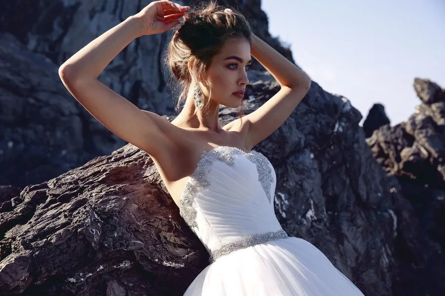 Delicate 2018 Tulle Ruffles Wedding Dresses with Crystals Modest Sweetheart Bridal Wedding Gowns Beaded