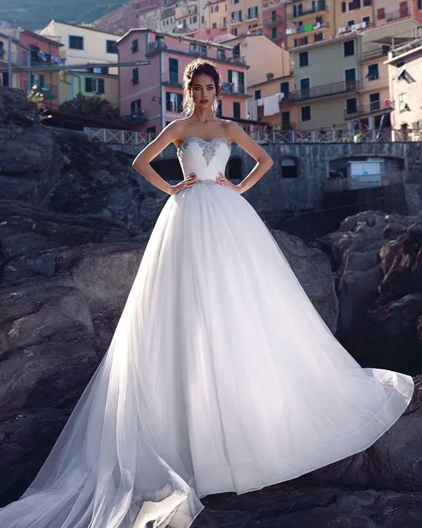 Delicate 2018 Tulle Ruffles Wedding Dresses with Crystals Modest Sweetheart Bridal Wedding Gowns Beaded