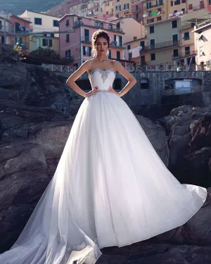 Delicate 2018 Tulle Ruffles Wedding Dresses with Crystals Modest Sweetheart Bridal Wedding Gowns Beaded