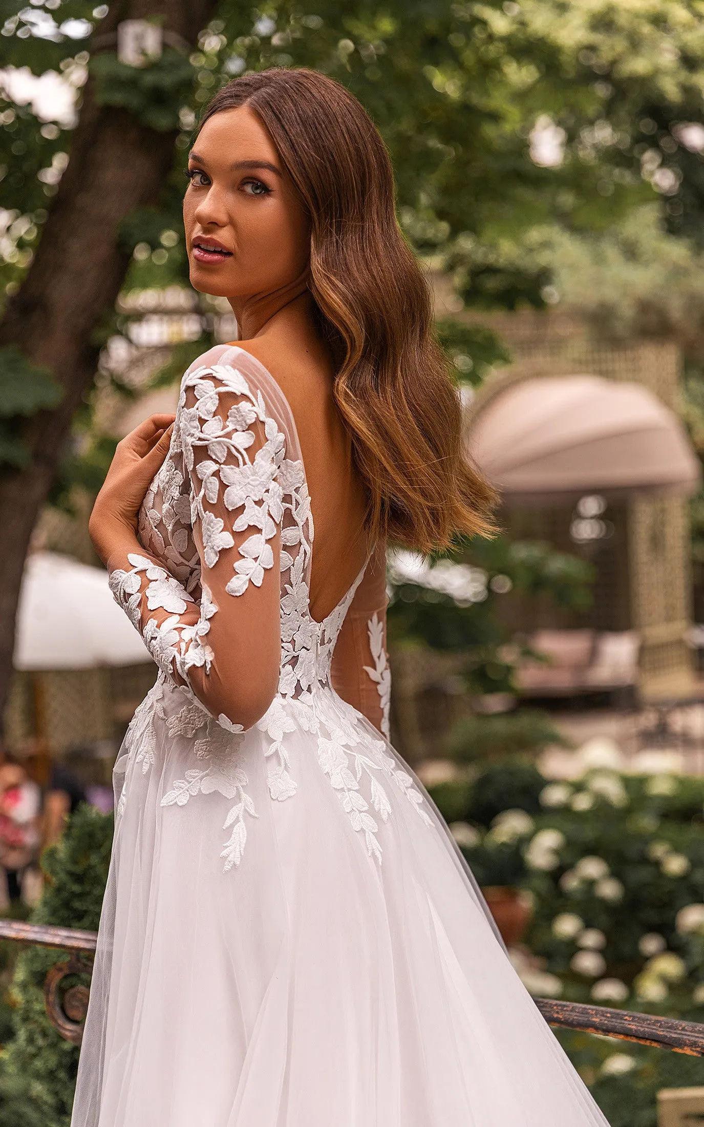 Vintage A Line Ball Gown Floor-length Court Train Lace Tulle V-neck Long Sleeve Wedding Dress-716040