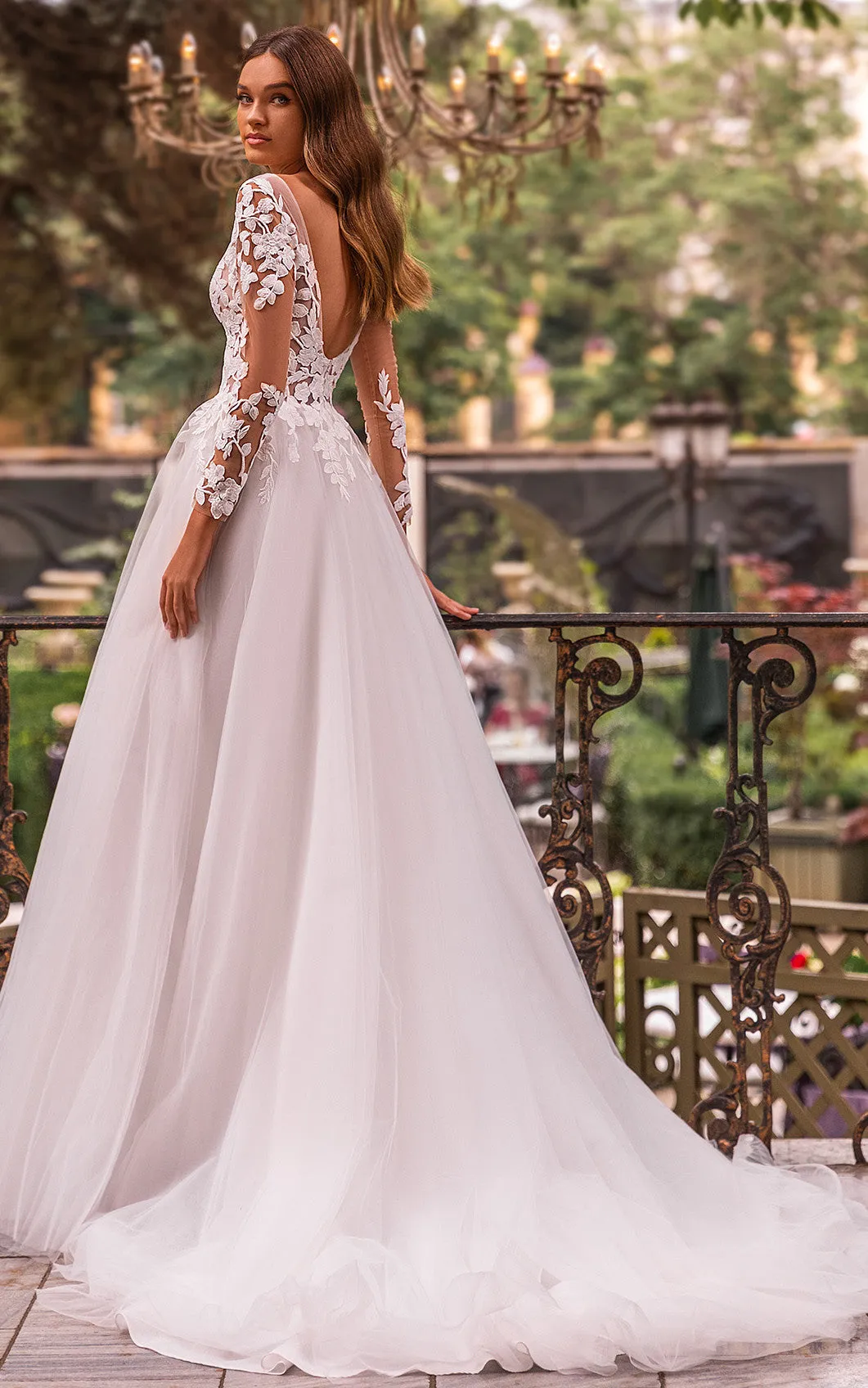 Vintage A Line Ball Gown Floor-length Court Train Lace Tulle V-neck Long Sleeve Wedding Dress-716040