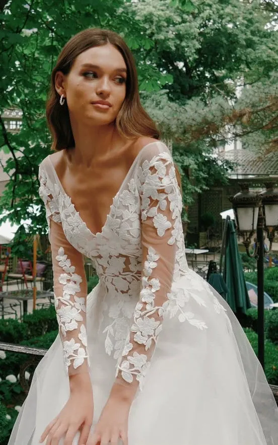 Vintage A Line Ball Gown Floor-length Court Train Lace Tulle V-neck Long Sleeve Wedding Dress-716040