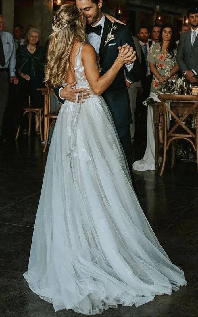 Vintage Country A-Line Boho Lace Wedding Dress Retro Rustic V-Neck Tulle Sleeveless Floor Length with Appliques