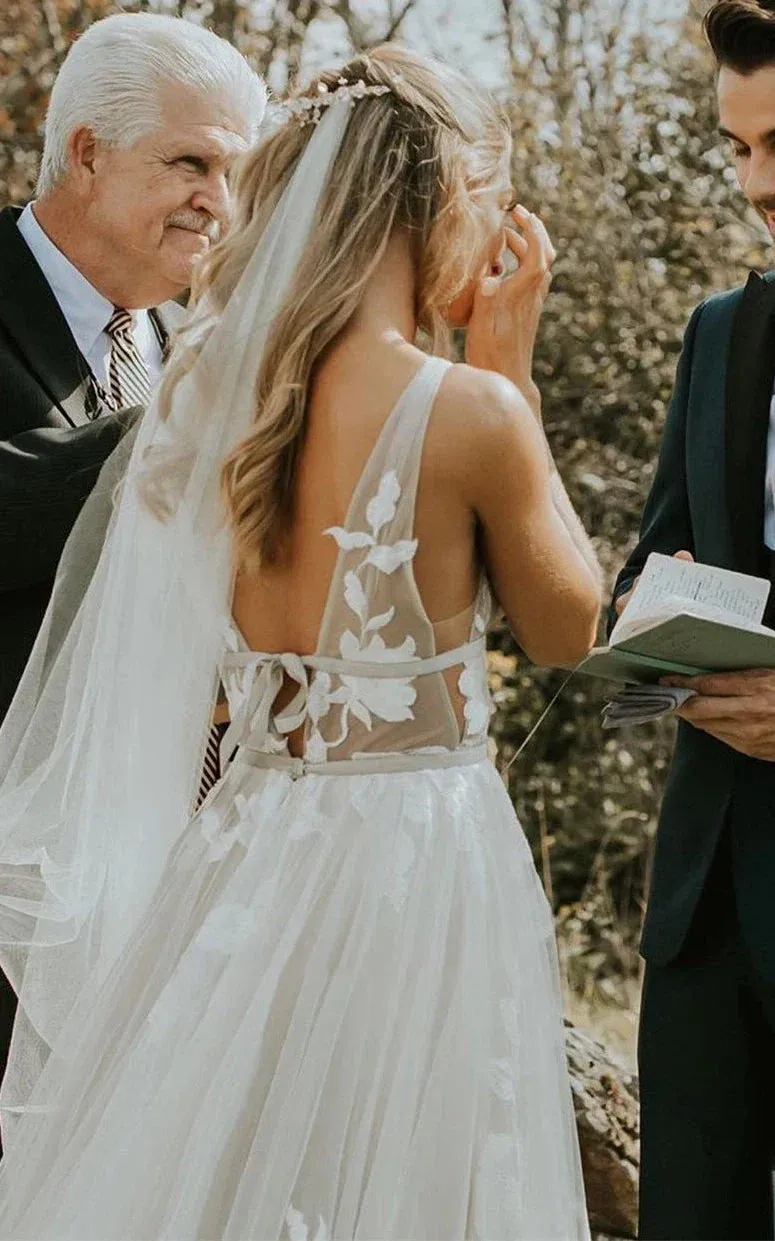 Vintage Country A-Line Boho Lace Wedding Dress Retro Rustic V-Neck Tulle Sleeveless Floor Length with Appliques